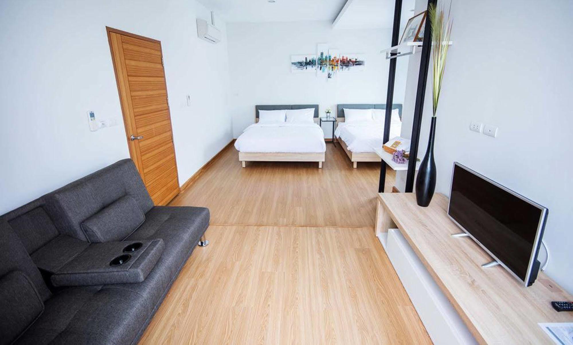 The Logbook Room And Cafe' Chonburi Bagian luar foto