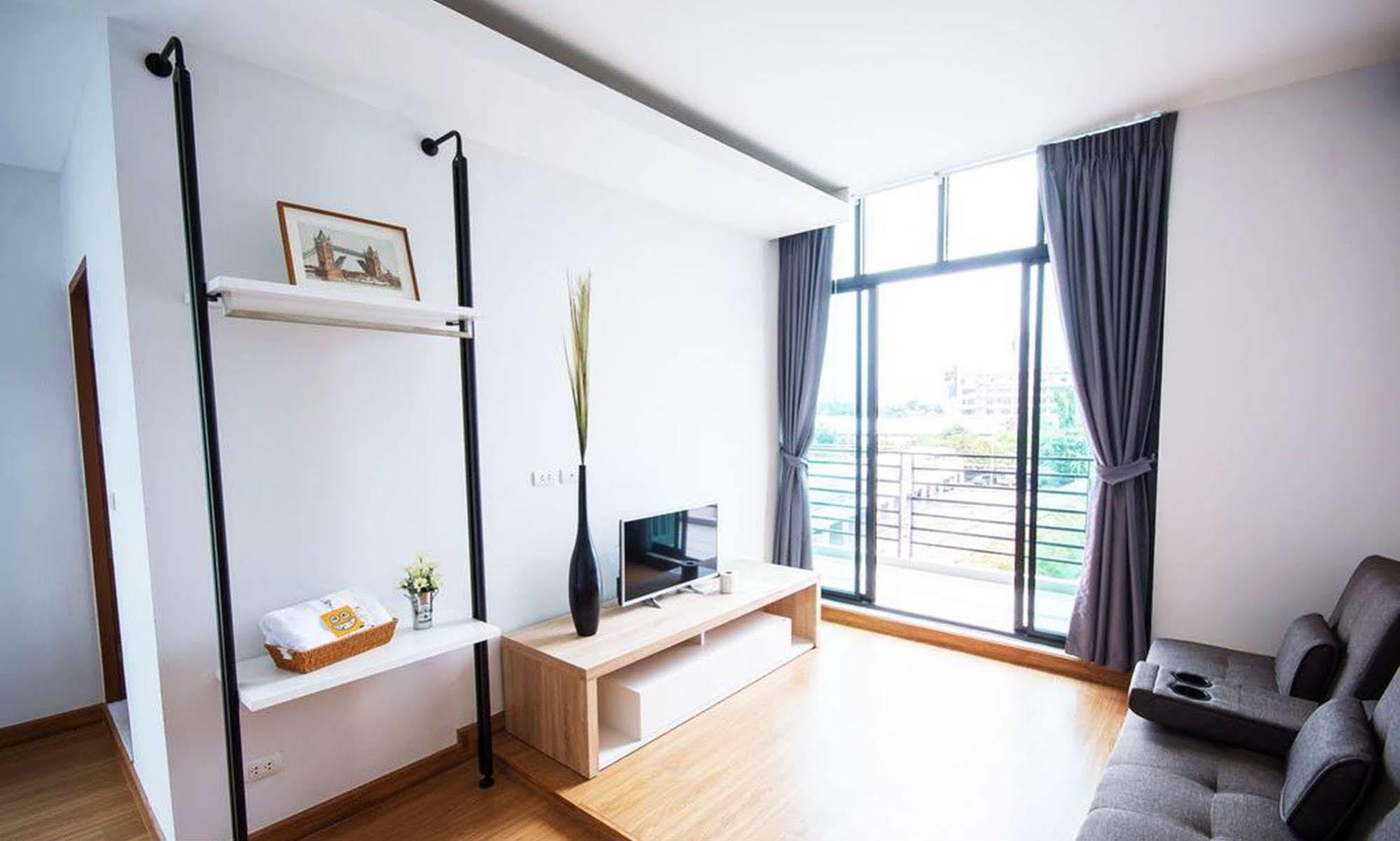 The Logbook Room And Cafe' Chonburi Bagian luar foto