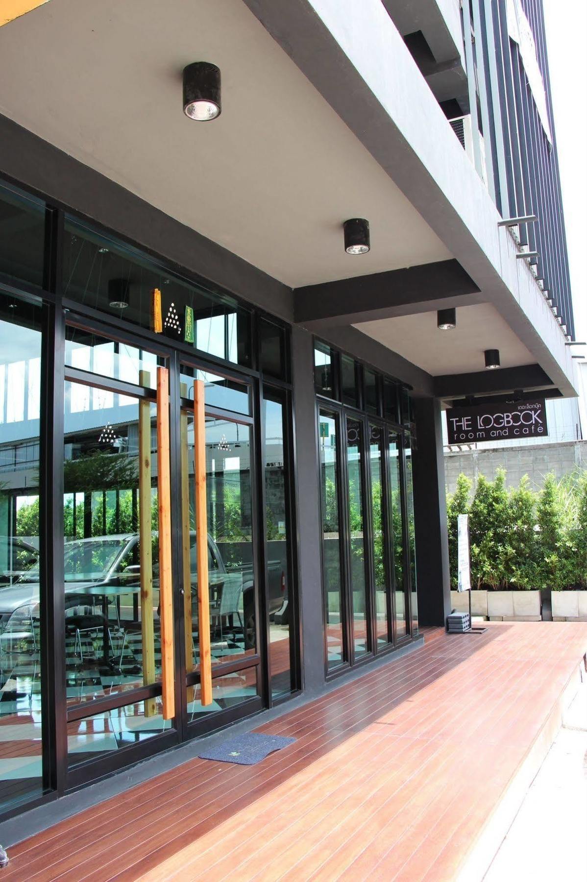 The Logbook Room And Cafe' Chonburi Bagian luar foto