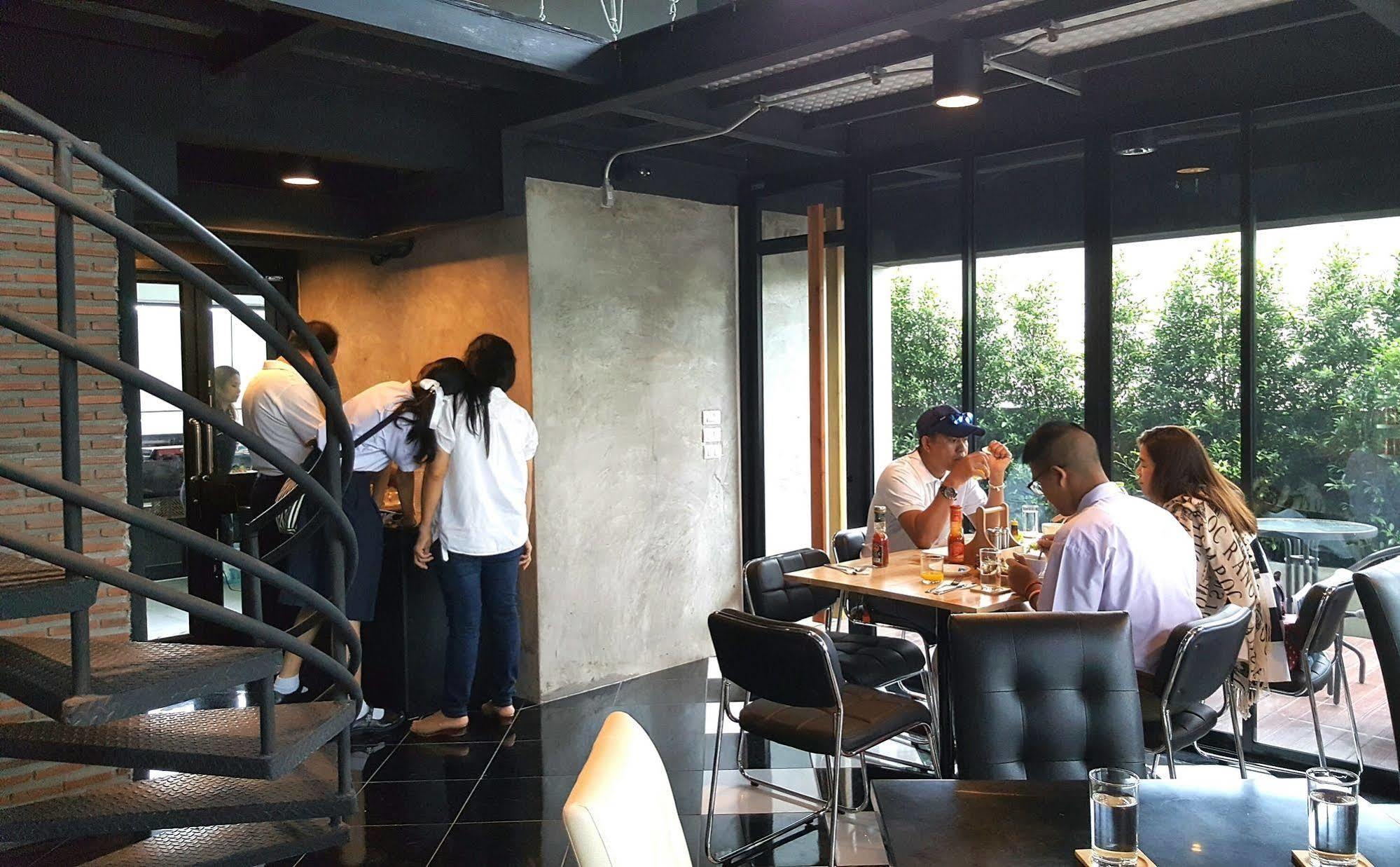 The Logbook Room And Cafe' Chonburi Bagian luar foto