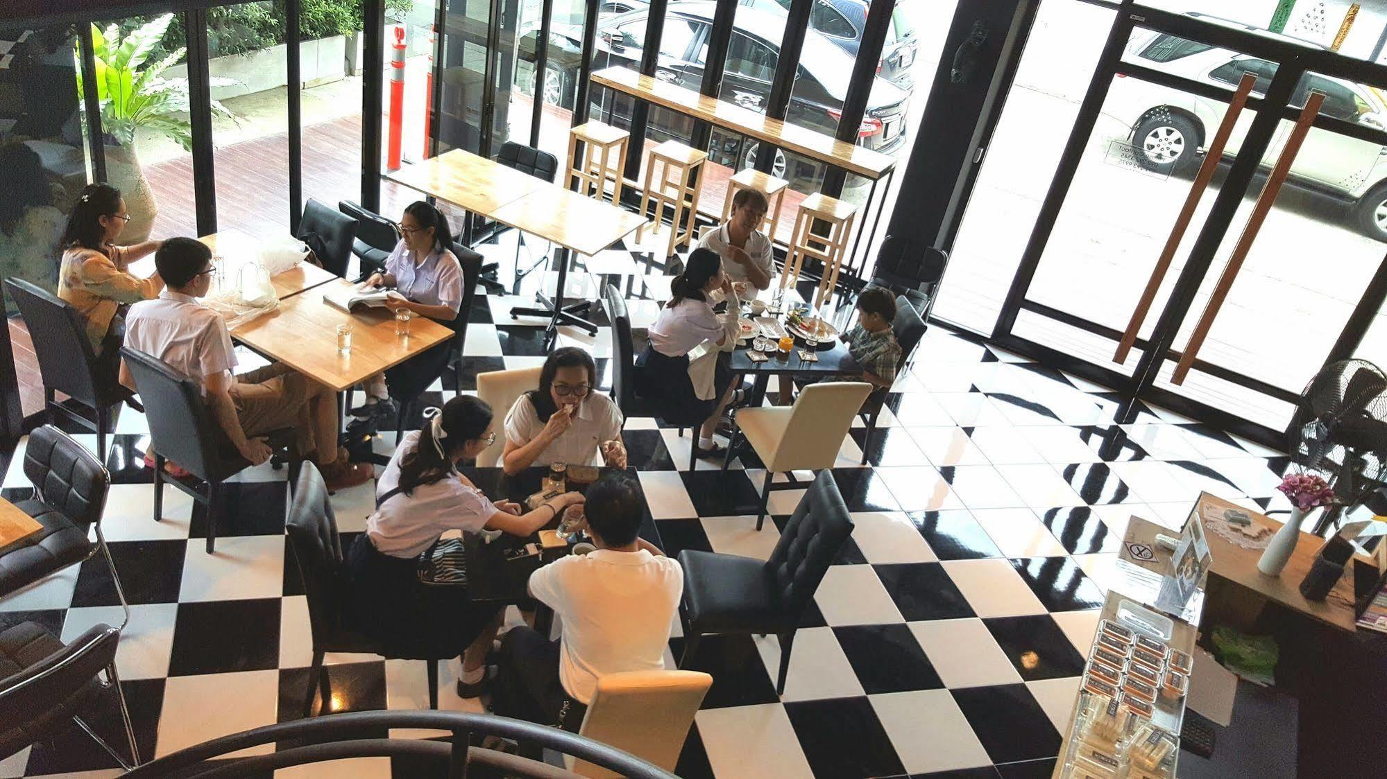 The Logbook Room And Cafe' Chonburi Bagian luar foto