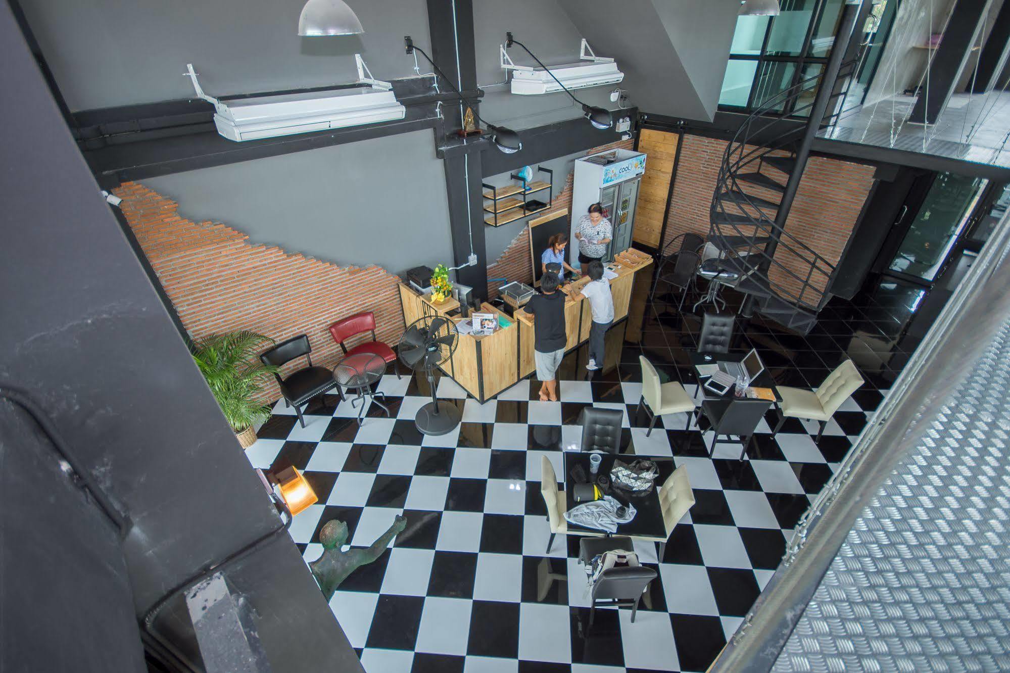 The Logbook Room And Cafe' Chonburi Bagian luar foto
