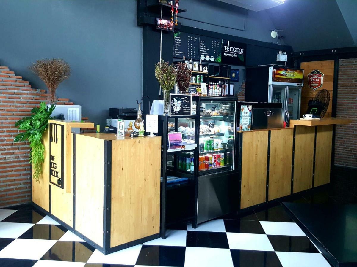 The Logbook Room And Cafe' Chonburi Bagian luar foto